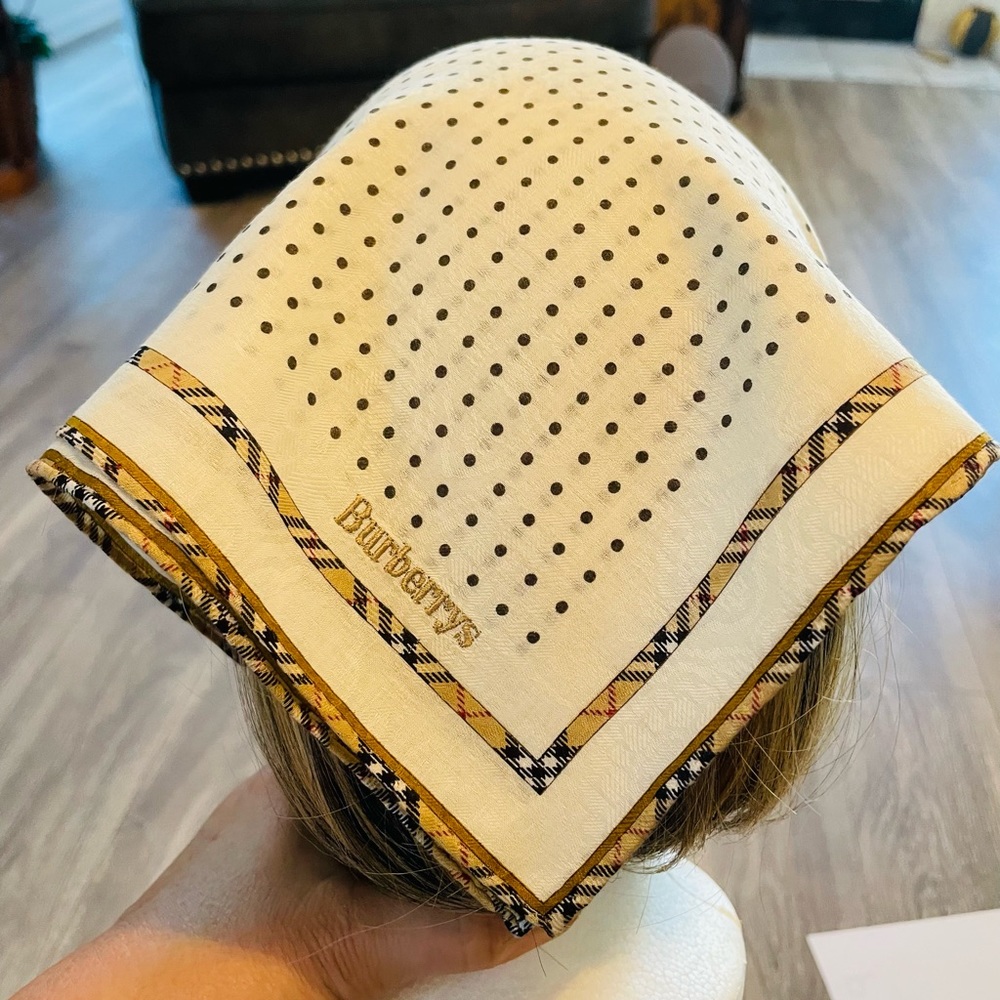 Burberry vintage clean 10/10 with a $400bundle.